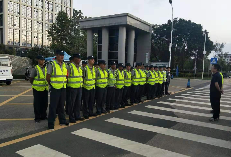 保卫处处长秦红军对保安进行现场指导